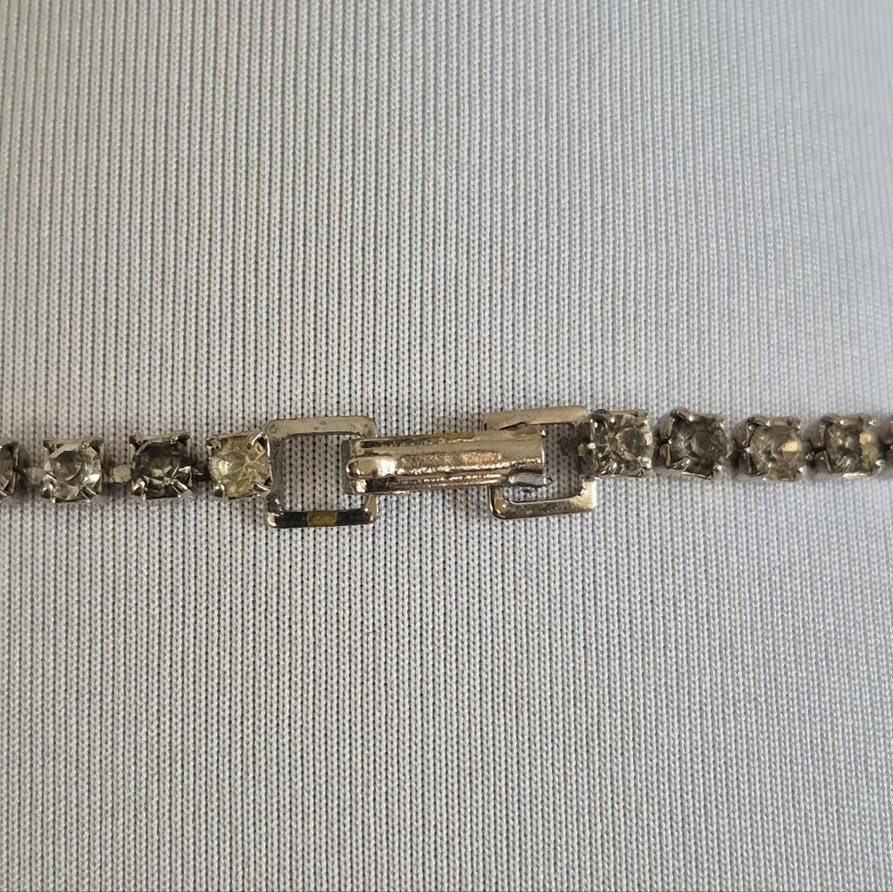 VINTAGE Clear Rhinestones in Silver Tone Setting Tennis Necklace - Picture 11 of 16